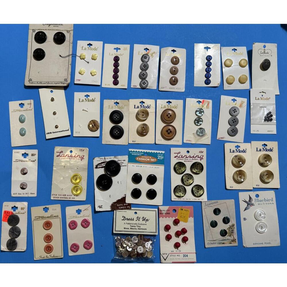 Vintage Lot of 100+  Buttons on 31 Cards La Mode Streamline Lansing    B